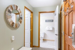 Hair dryer, towels, soap, shampoo - Slope-side condo ski in ski out! Quiet side of resort, heated pool + 3 hot tubs (Whistler)