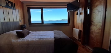 Ropa de cama de alta calidad y caja de seguridad en la habitación 