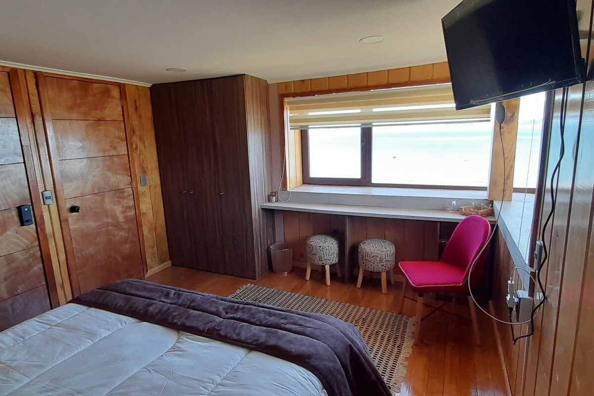 Ropa de cama de alta calidad y caja de seguridad en la habitación 
