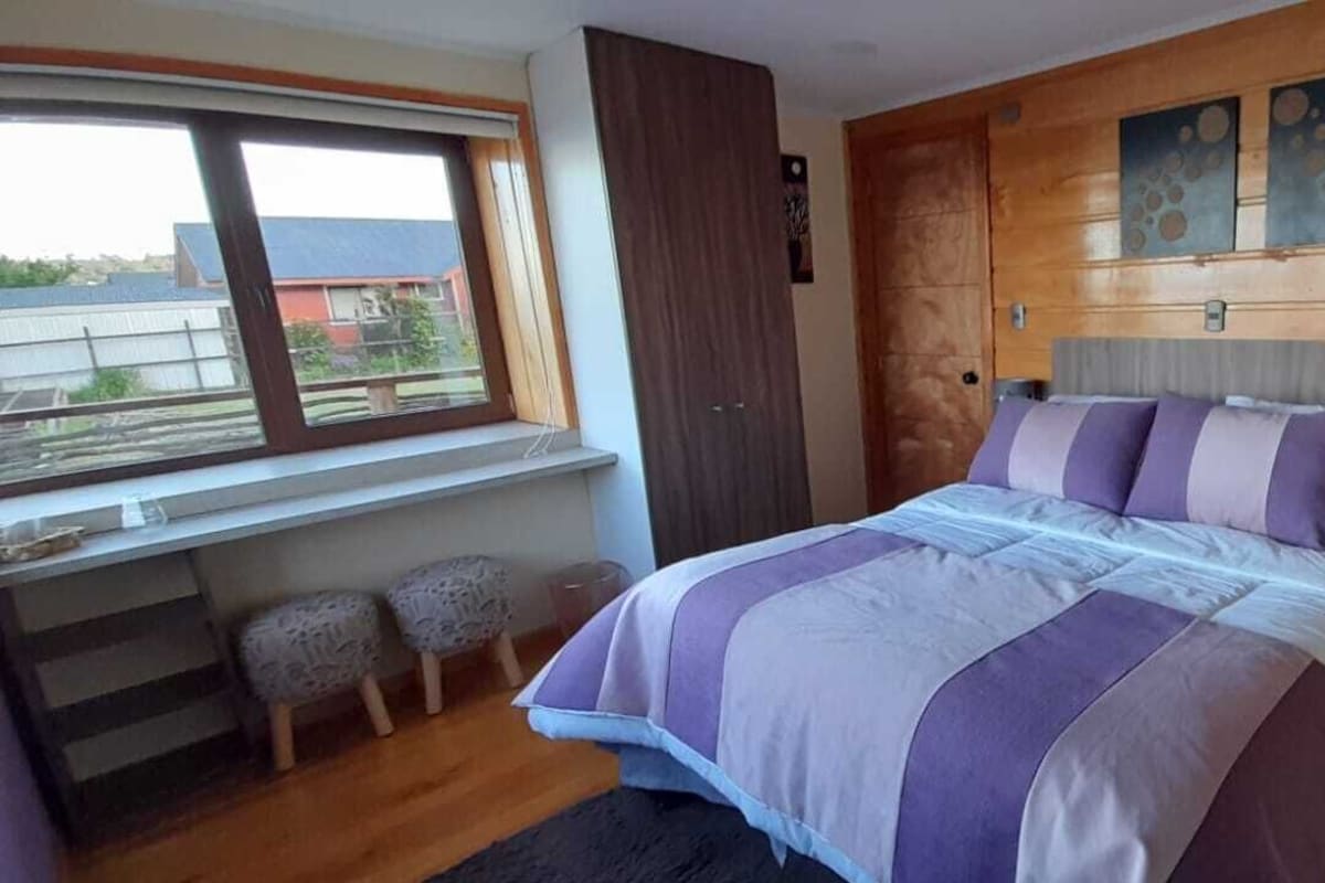 Ropa de cama de alta calidad y caja de seguridad en la habitación 