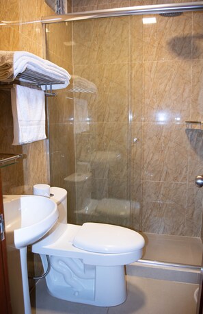 Dusche, Haartrockner, Handtücher, Seife