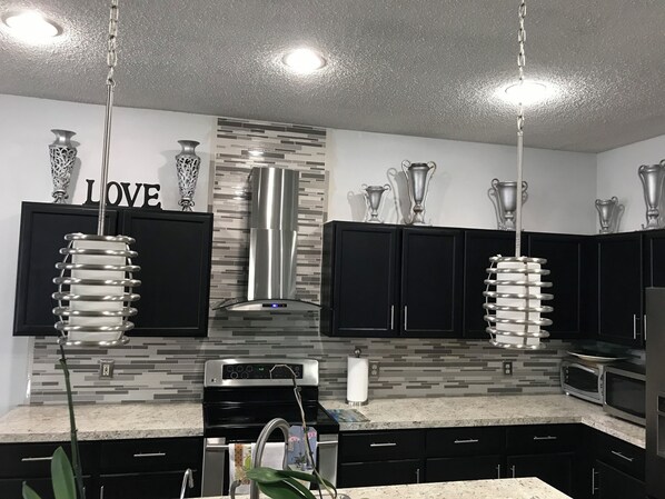 Private kitchen - Cozy and and spacious and well located, very close to theme parks. (Orlando)