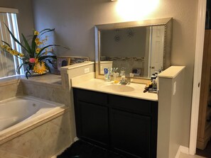 シャワー、ヘアドライヤー、タオル、石鹸