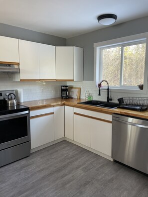 Réfrigérateur, four à micro-ondes, un four, surface de cuisson