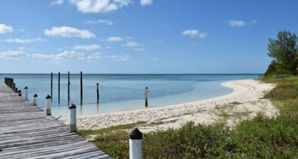 Adorable remodeled cottage-OCEAN FRONT on Coco Bay-JULY AVAILABILITY!