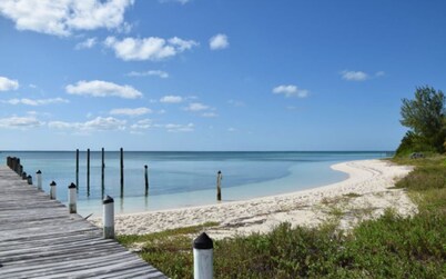 Adorable remodeled cottage-OCEAN FRONT on Coco Bay-25% FALL DISCOUNT!