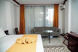 Matelas mémoire de forme, coffres-forts dans les chambres, bureau