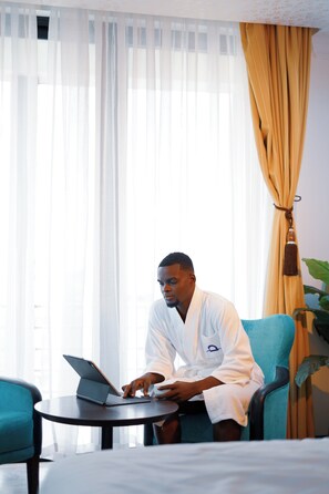 Double Room | Memory foam beds, in-room safe, desk, soundproofing - Sultani River (Kinshasa)