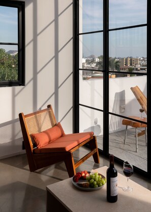 Een smart-tv, boeken en een stereo