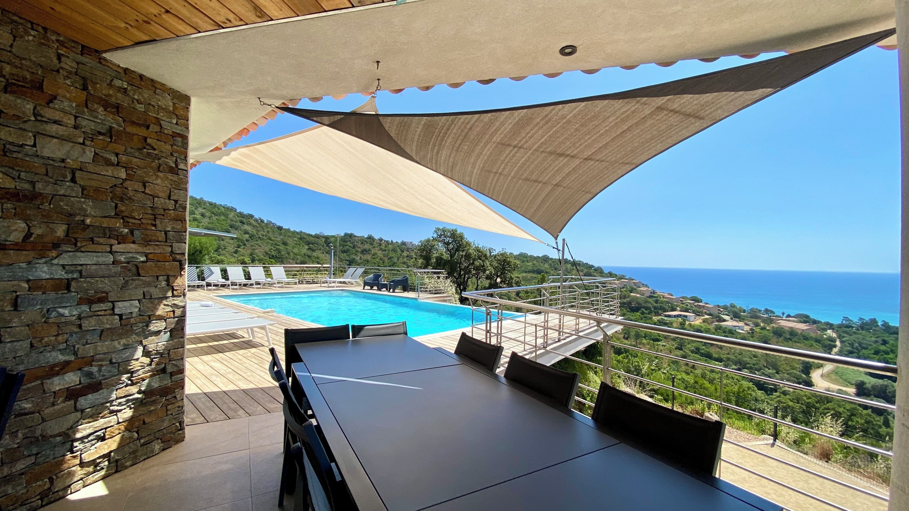 Magnifique villa de 350 m2
vue Mer et montagne pouvant accueillir
20 personnes