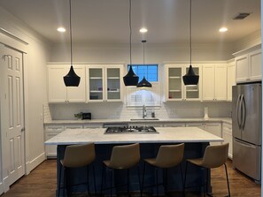 ثلاجة، ميكروويف، فرن، موقد طهي مسطح