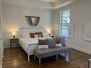 3 habitaciones, escritorio y tabla de planchar con plancha 