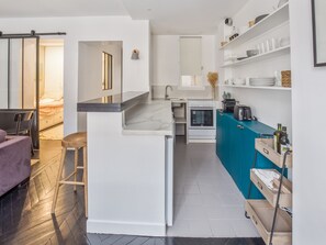 Réfrigérateur, micro-ondes, four, plaque de cuisson