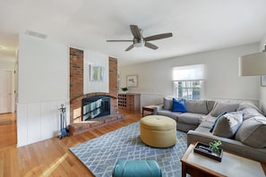 Smart TV, fireplace, Netflix, Hulu
