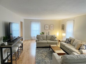 Smart TV, fireplace, Netflix, Hulu - Lenox Grand Colonial with Pool by Evergreen Home (Lenox)