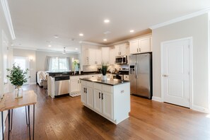 Cafetera y tetera, tostadora, licuadora y utensilios de cocina 