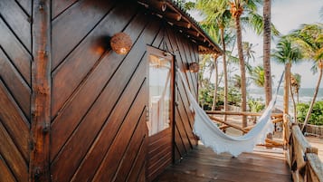 Casa na árvore luxo | Cofres nos quartos, roupa de cama