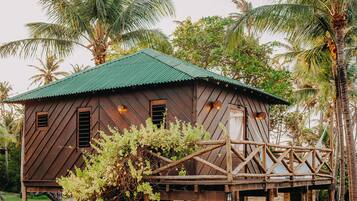 Casa na árvore luxo | Cofres nos quartos, roupa de cama