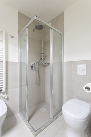 Douche, séchoir à cheveux, bidet, serviettes fournies