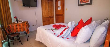 Meja kerja, Wi-Fi gratis, dan seprai linen