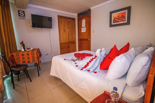 Escritorio, wifi gratis y ropa de cama 