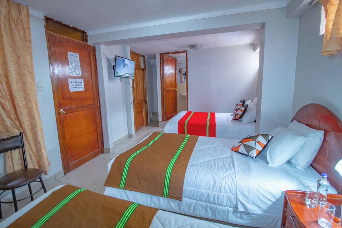Escritorio, wifi gratis y ropa de cama
