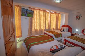Quarto triplo clássico | Escrivaninha, Wi-Fi de cortesia, roupa de cama