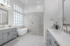 Shower, hair dryer, towels, soap - Luxurious Scottsdale rental w/ heated pool and city views (Scottsdale)