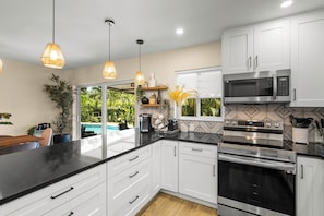 Kühlschrank, Mikrowelle, Ofen, Herdplatte