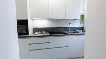 Frigorifero, forno, piano cottura, lavastoviglie