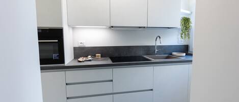 Fridge, oven, stovetop, dishwasher