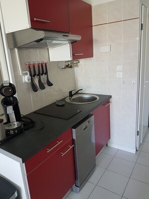 Réfrigérateur, micro-ondes, plaque de cuisson, lave-vaisselle