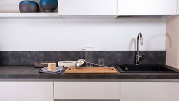 KĂŒhlschrank, Mikrowelle, Herdplatte, Wasserkocher mit Kaffee-/Teezubehör