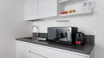 Kühlschrank, Mikrowelle, Herdplatte, Wasserkocher mit Kaffee-/Teezubehör