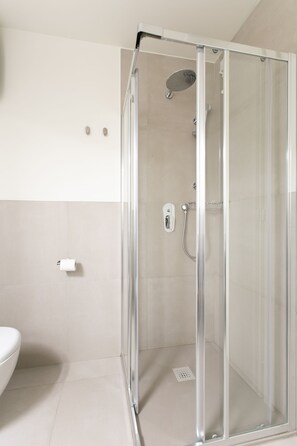 Douche, sèche-cheveux, bidet, serviettes fournies