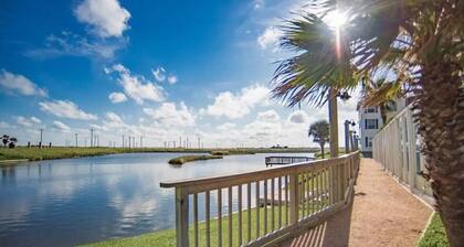 Cozy Apartment with resort style pool and 5 minute walk to the beach!