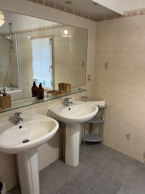 Shower, towels - Charentais house renovated in 2020 (Saint-Georges-d'Oléron)