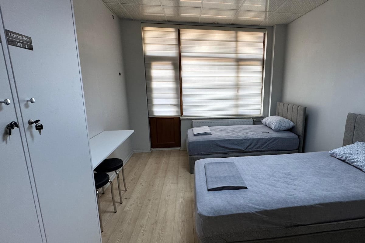 Kamar Twin Standar | Ruang kerja ramah laptop, kedap suara, dan setrika/meja setrika