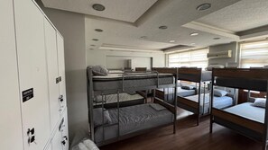 Dormitorio compartido básico | Espacio para trabajar con laptop y insonorización 