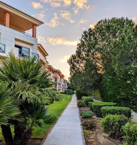 Modern & Spacious Flat with Pool close to Oura