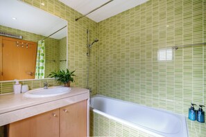 Hair dryer, bidet, towels, soap - Modern & Spacious Flat with Pool close to Oura (Albufeira)