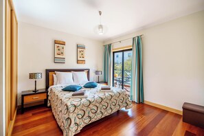 2 bedrooms, desk, free WiFi, bed sheets - Modern & Spacious Flat with Pool close to Oura (Albufeira)