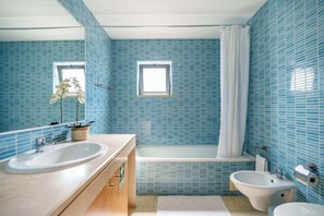 Secadora de cabello, bidet, toallas, jabón