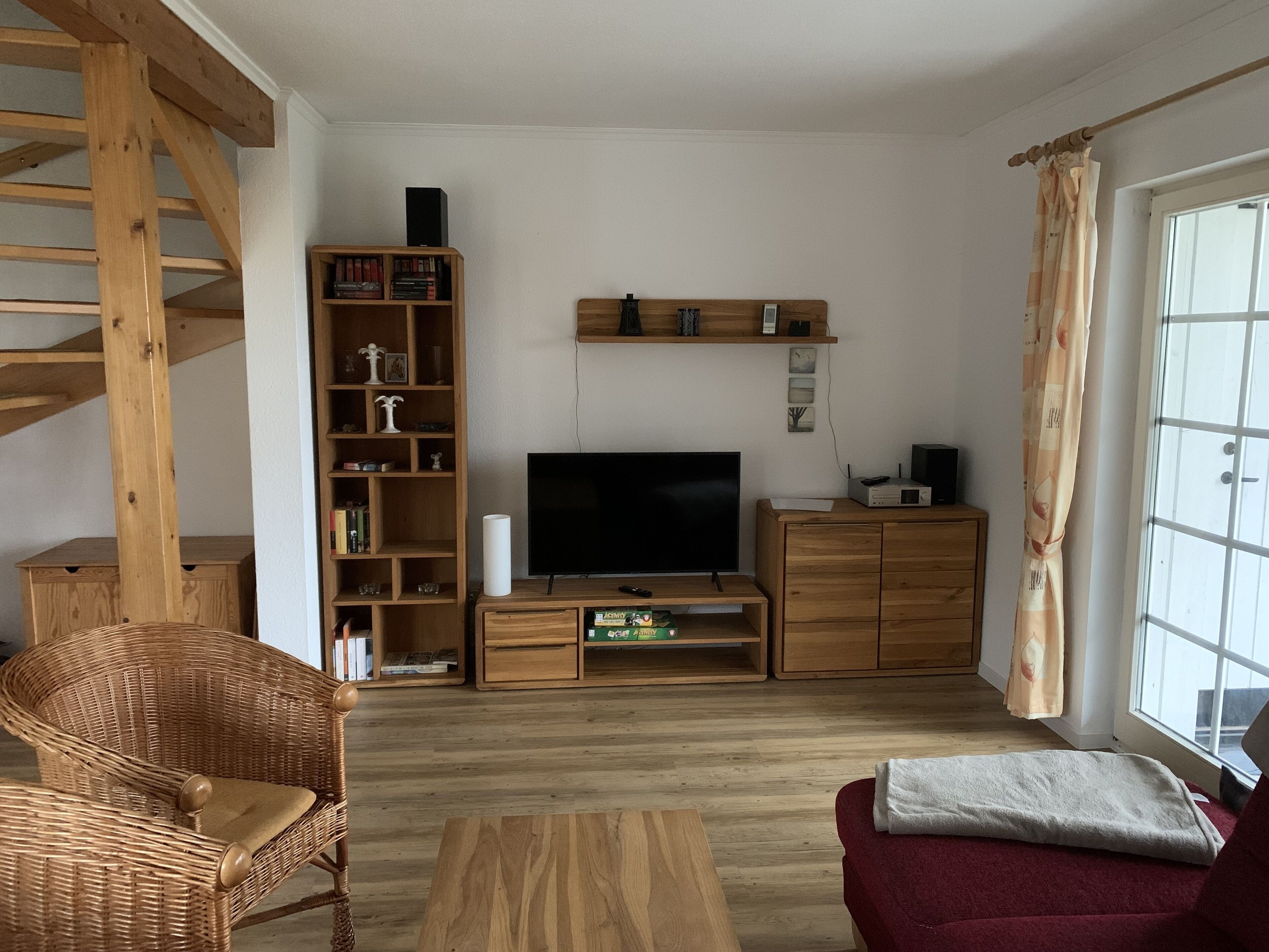 Smart-TV, Tischtennisplatte, Bücher, Stereoanlage