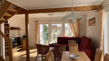 Smart-TV, Tischtennisplatte, Bücher, Stereoanlage