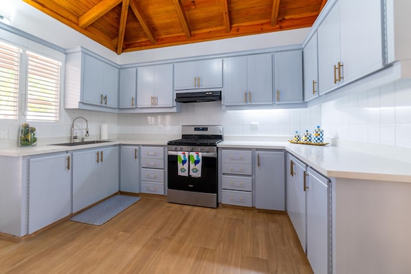 Frigorifero, microonde, forno, piano cottura