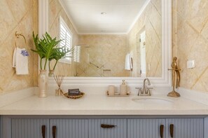 Een bad/douchecombinatie, een haardroger, een bidet, handdoeken
