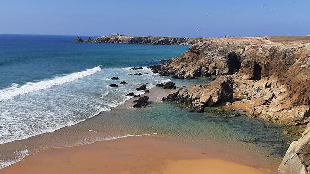 A coastal landscape with rocky cliffs, clear blue sea, and a sandy beach. - KERPI, Very spacious house, 3 minutes' walk from Kerbourgnec beach (Saint-Pierre-Quiberon)