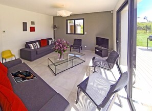 Living area - KERPI, recent house with VERY NICE BEDROOMS, 3 minutes WALK from the beach (Saint-Pierre-Quiberon)