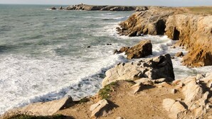A coastal landscape with rocky cliffs and waves crashing against them. - KERPI, Very spacious house, 3 minutes' walk from Kerbourgnec beach (Saint-Pierre-Quiberon)